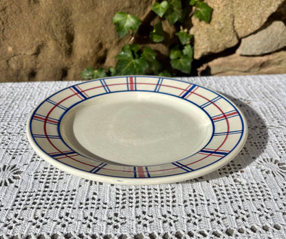 Décor géométrique bleu et rouge sur fond blanc assiette art déco 1900