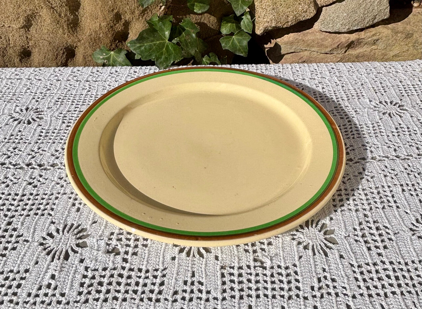 Assiette à dessert vintage Longchamp présentée sur une table 