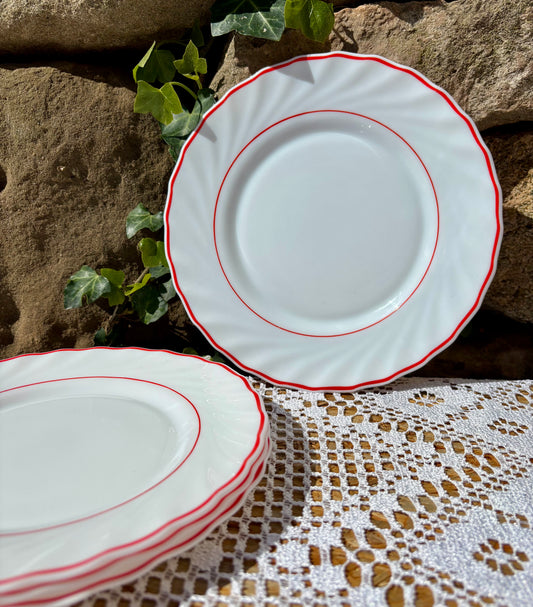 Assiettes vintage Arcopal rouges et blanches par 6
