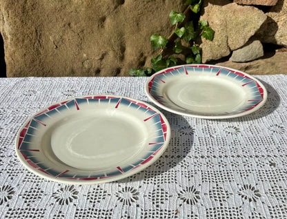 Assiettes vintage posées sur une table 