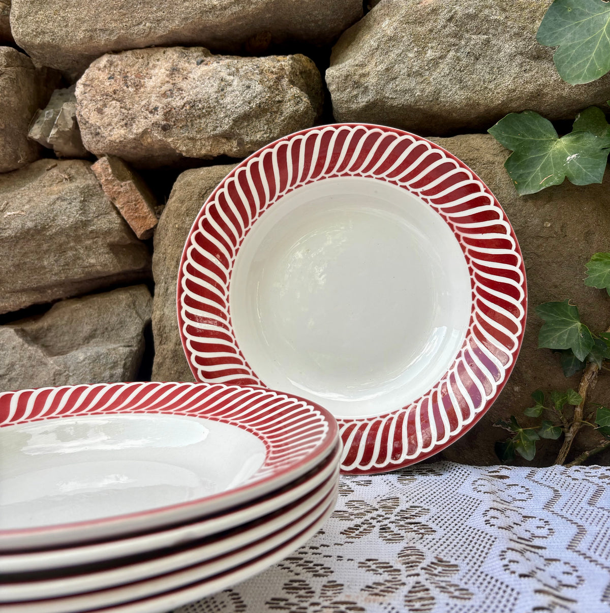 Assiettes vintage Digoin Sarreguemines modèle Jacquot décor rouge