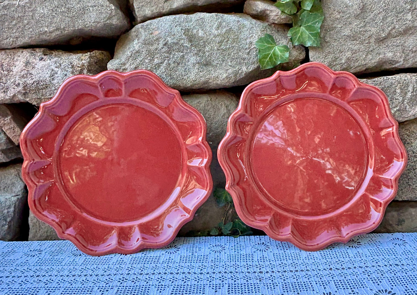 Assiettes faïence rouges en forme de fleurs  