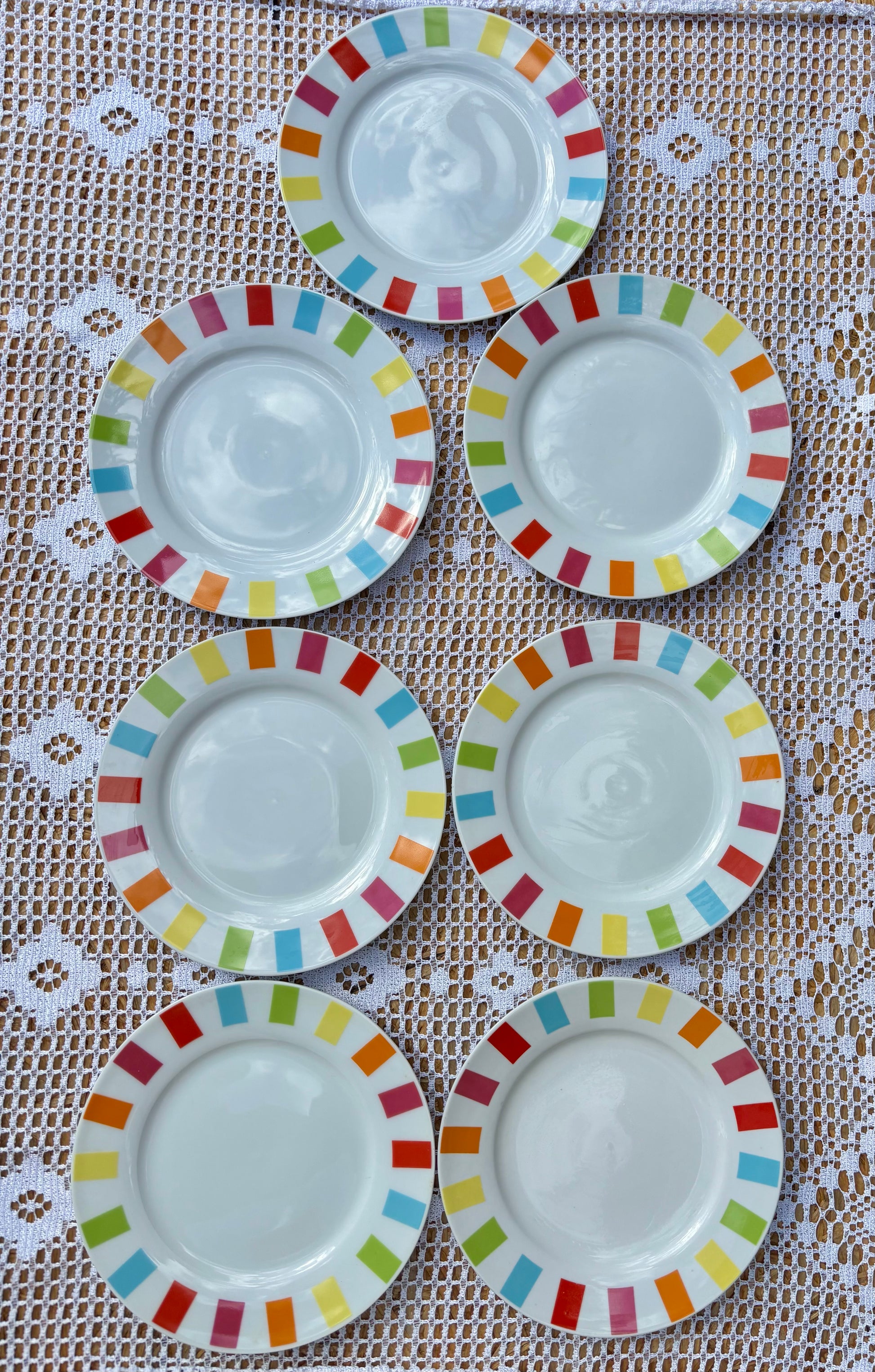 Assiettes colorées multicolores 