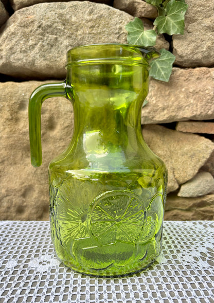 Pichet vert décor en relief