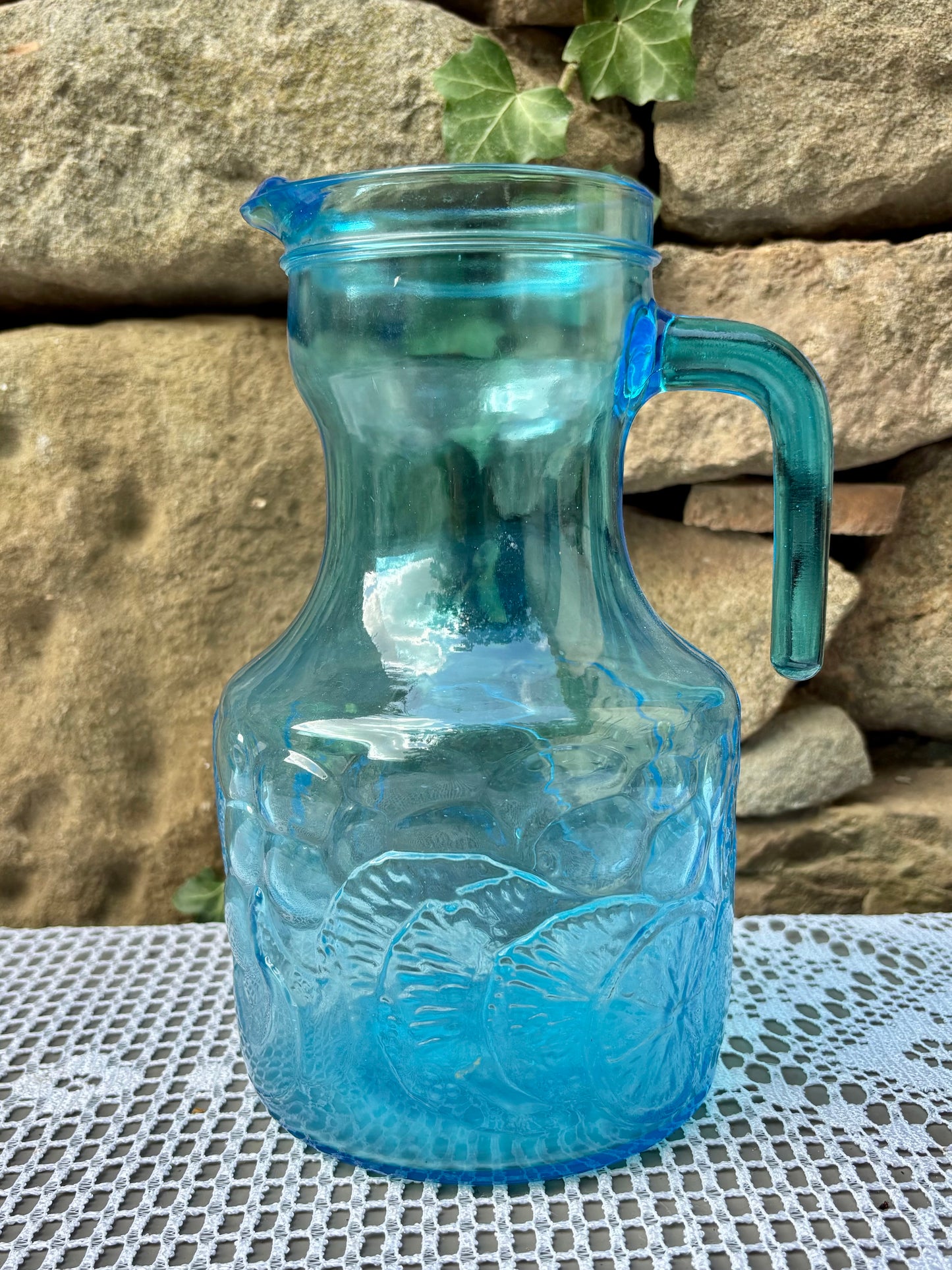 Pichet en verre bleu