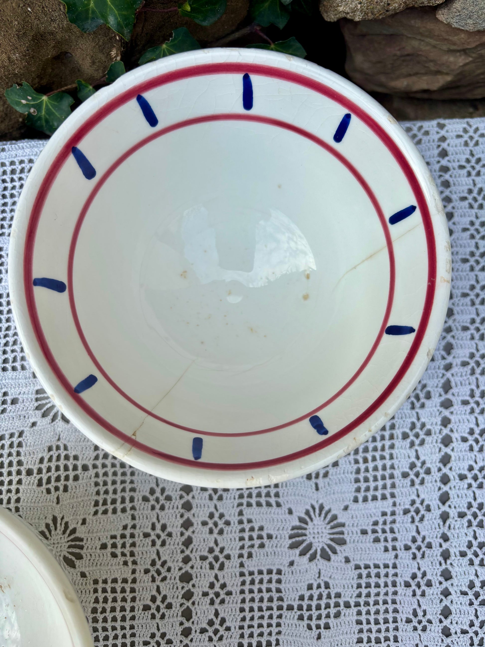 Détail bol vintage décor lignes bleues et rouges 