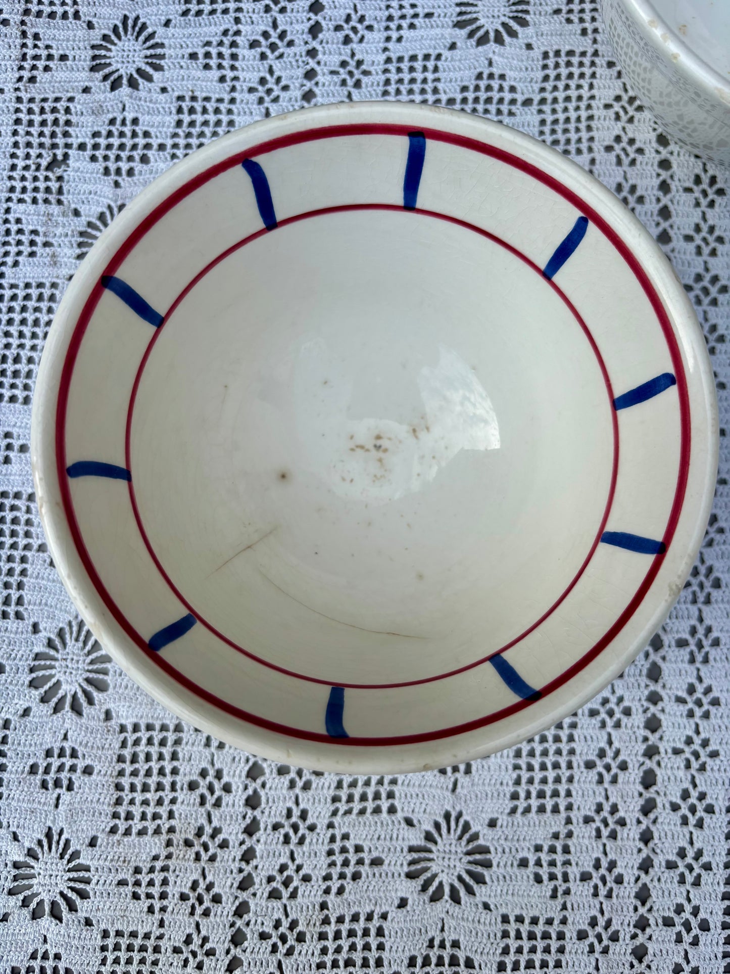 Détail bol vintage décor rouge et bleu 