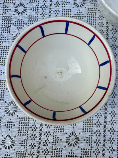 Détail bol vintage décor rouge et bleu 