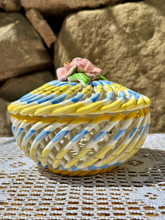 Bonbonniere barbotine tressée roses jaune bleu vintage