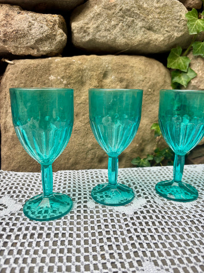 Verres a pieds bleus