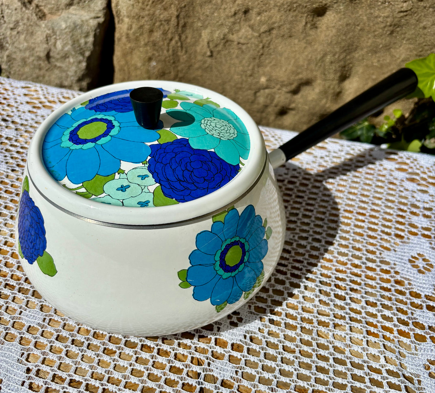 Caquelon vintage années 70 Flower Power fleurs bleues 