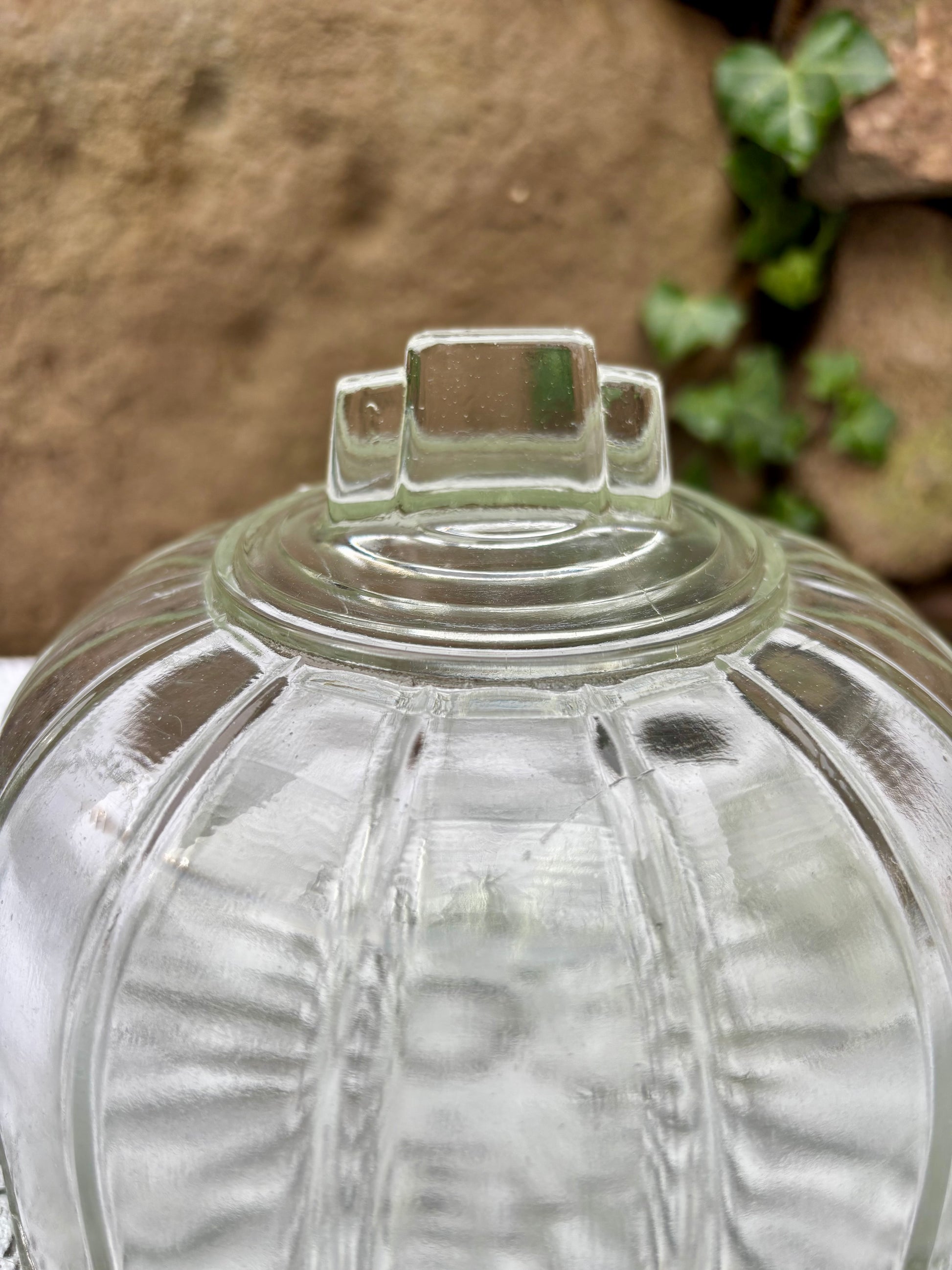 Détail motif géométrique art déco cloche de service en verre 