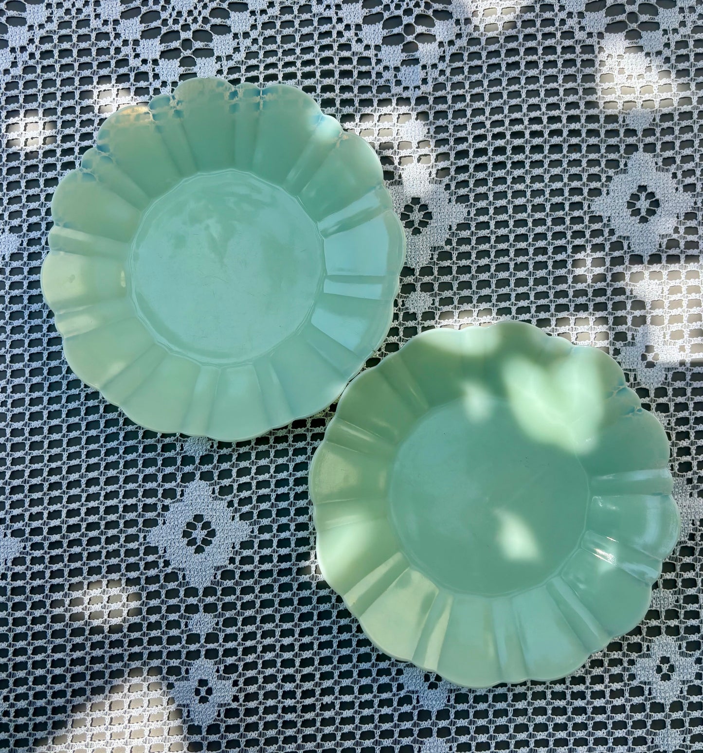 Assiettes fleurs verre opalin vert 1950