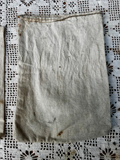 Petits sacs en toile de jute