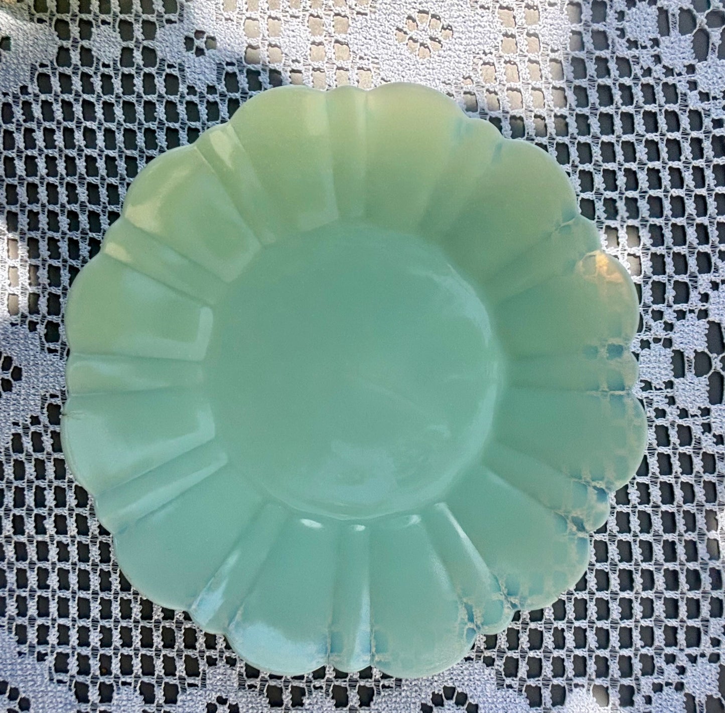 Détail assiette en forme de fleur verte