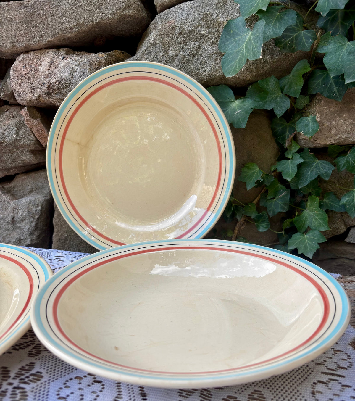 Ensemble de plats ancien