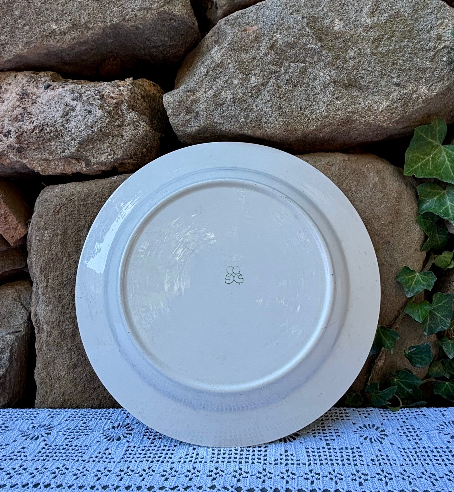 Assiette décor cerises bleues