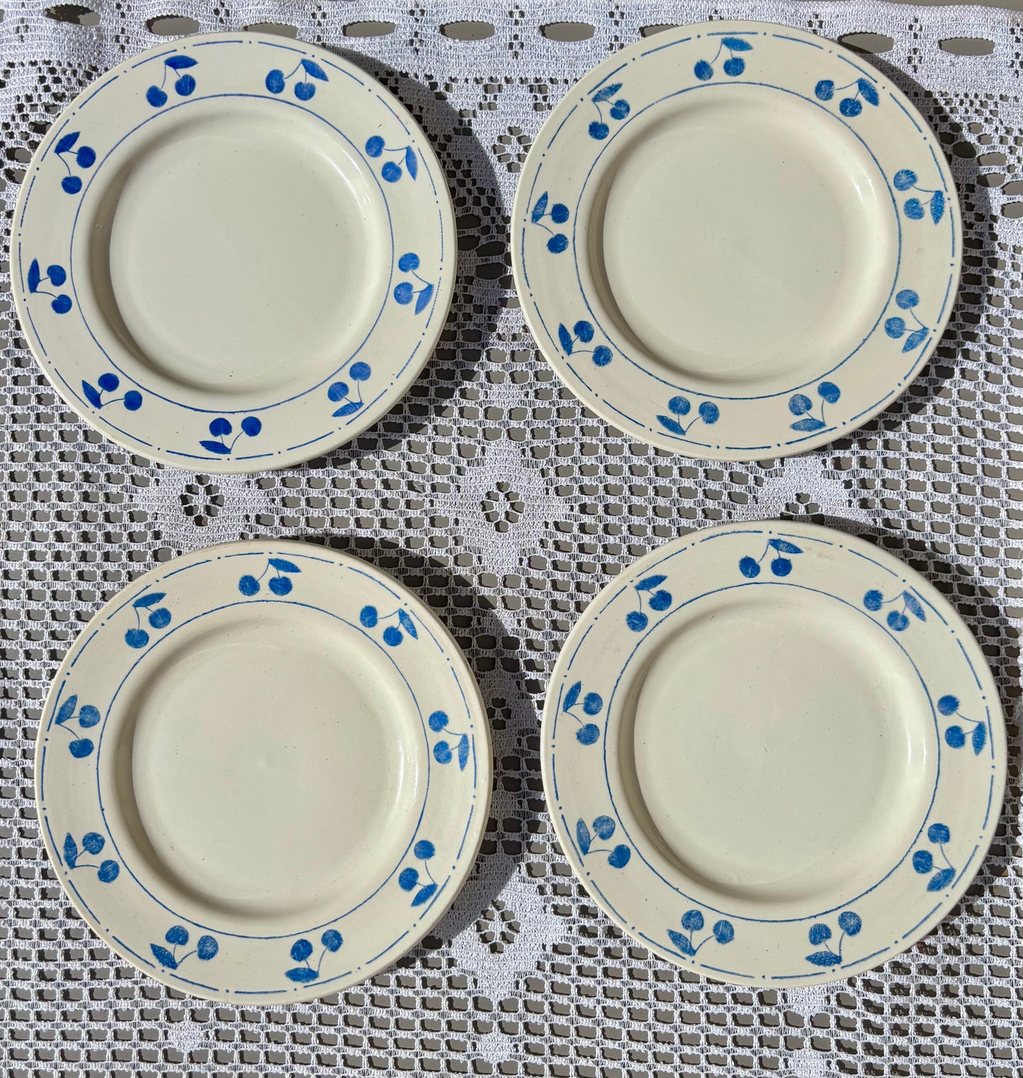 Assiettes cerises bleues