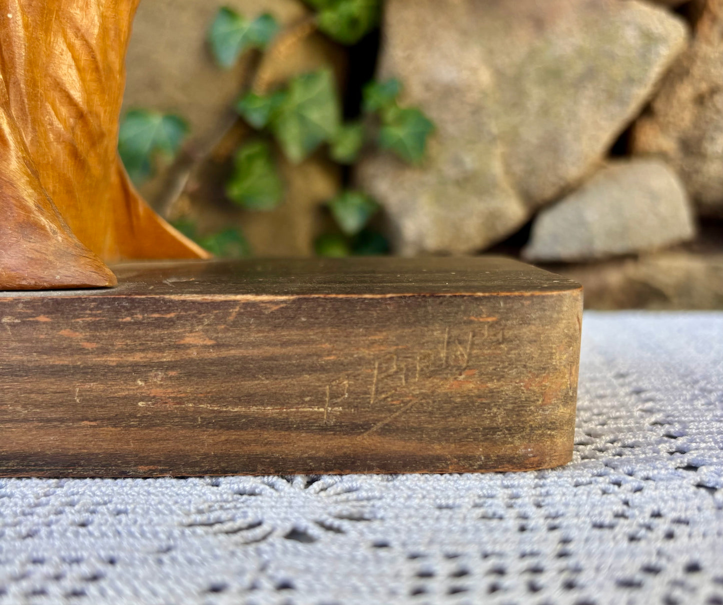 Serre-livres en bois sculpté