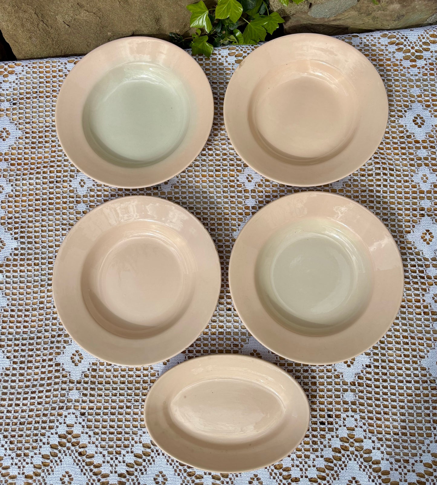 Ensemble assiettes et ravier rose pastel FF France