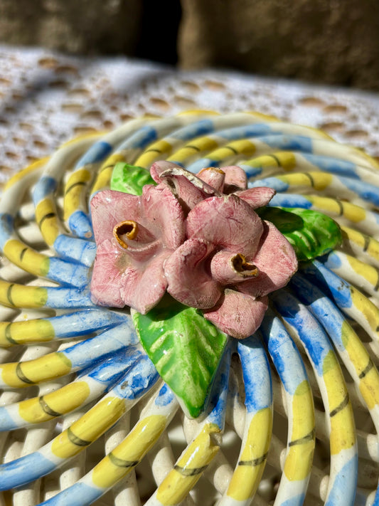 Bonbonnière en barbotine tressée ajourée