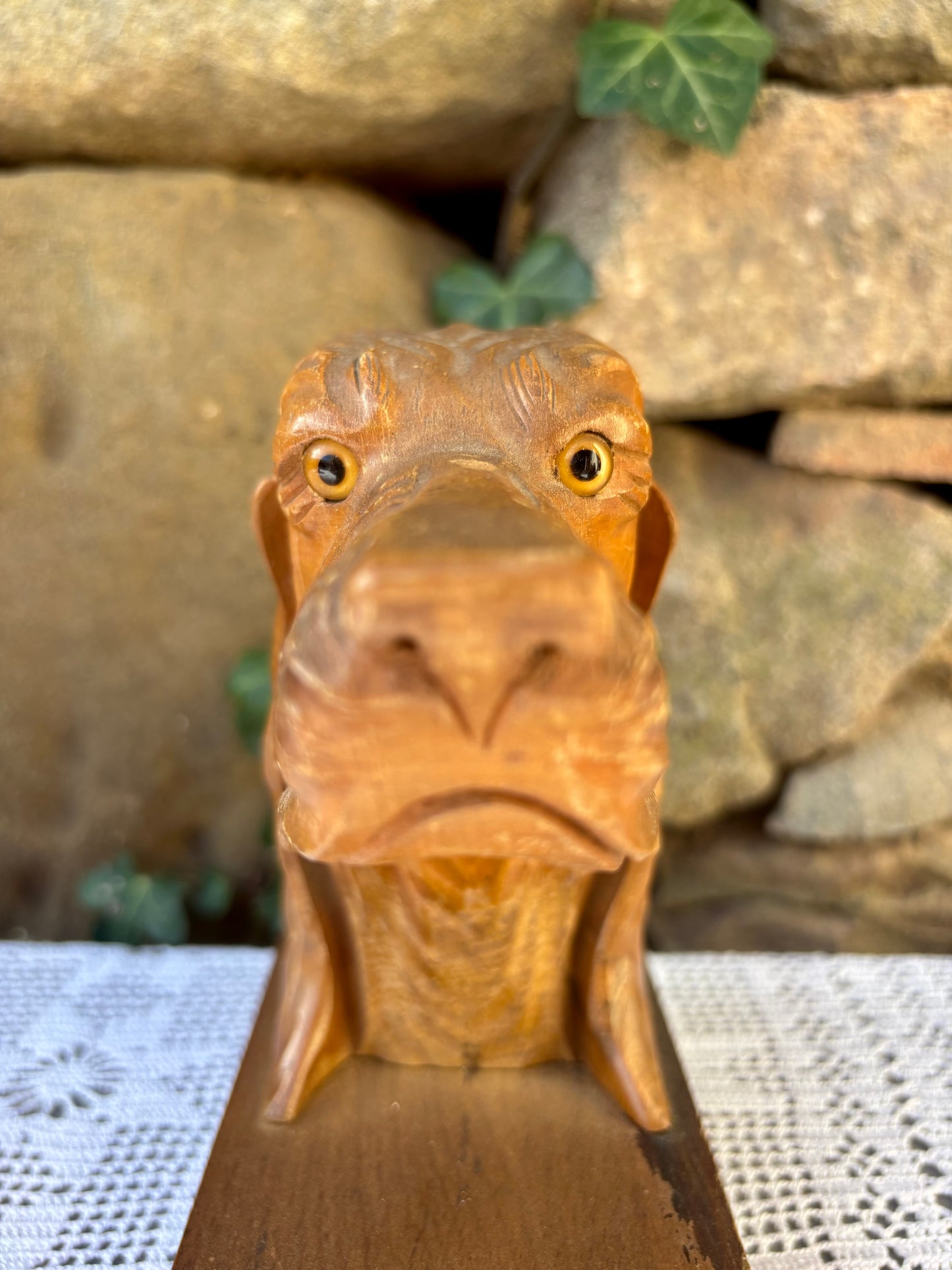 Serre-livres en bois sculpté