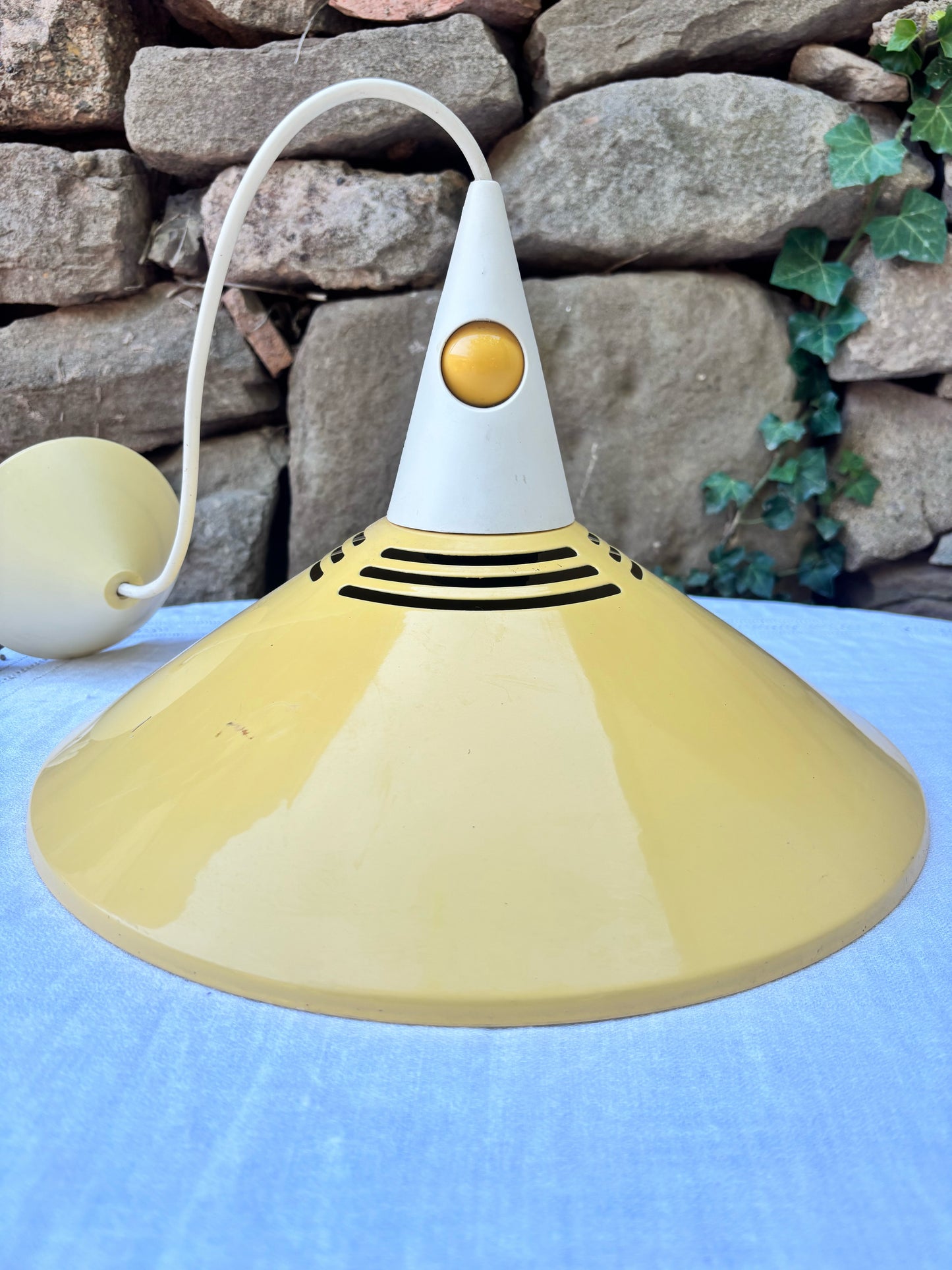 Suspension métal jaune vintage 1980 Memphis 