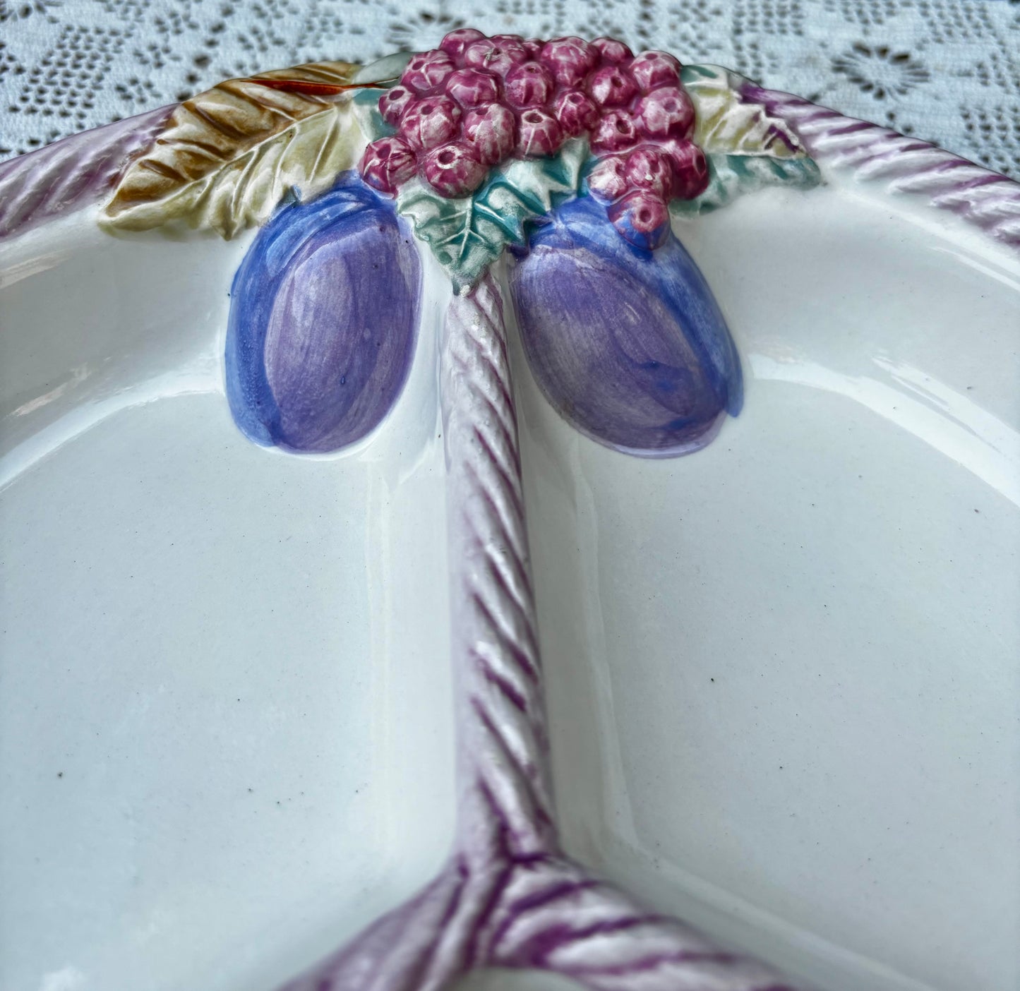 Plat barbotine compartimenté