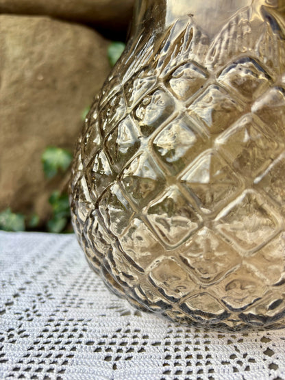 Détail décor ananas relief pichet vintage 
