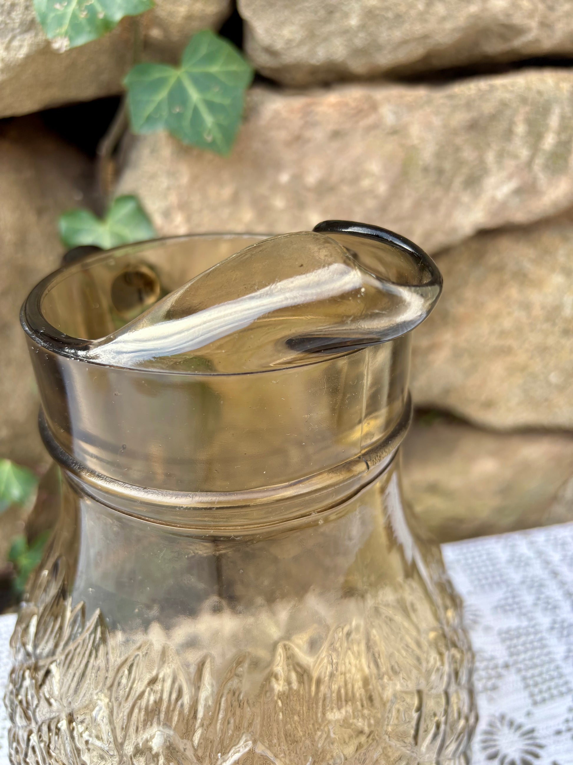 Détail bec verseur pichet ananas vintage verre fumé 