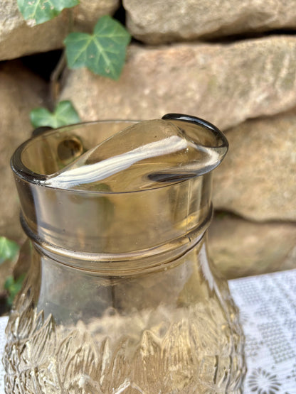 Détail bec verseur pichet ananas vintage verre fumé 