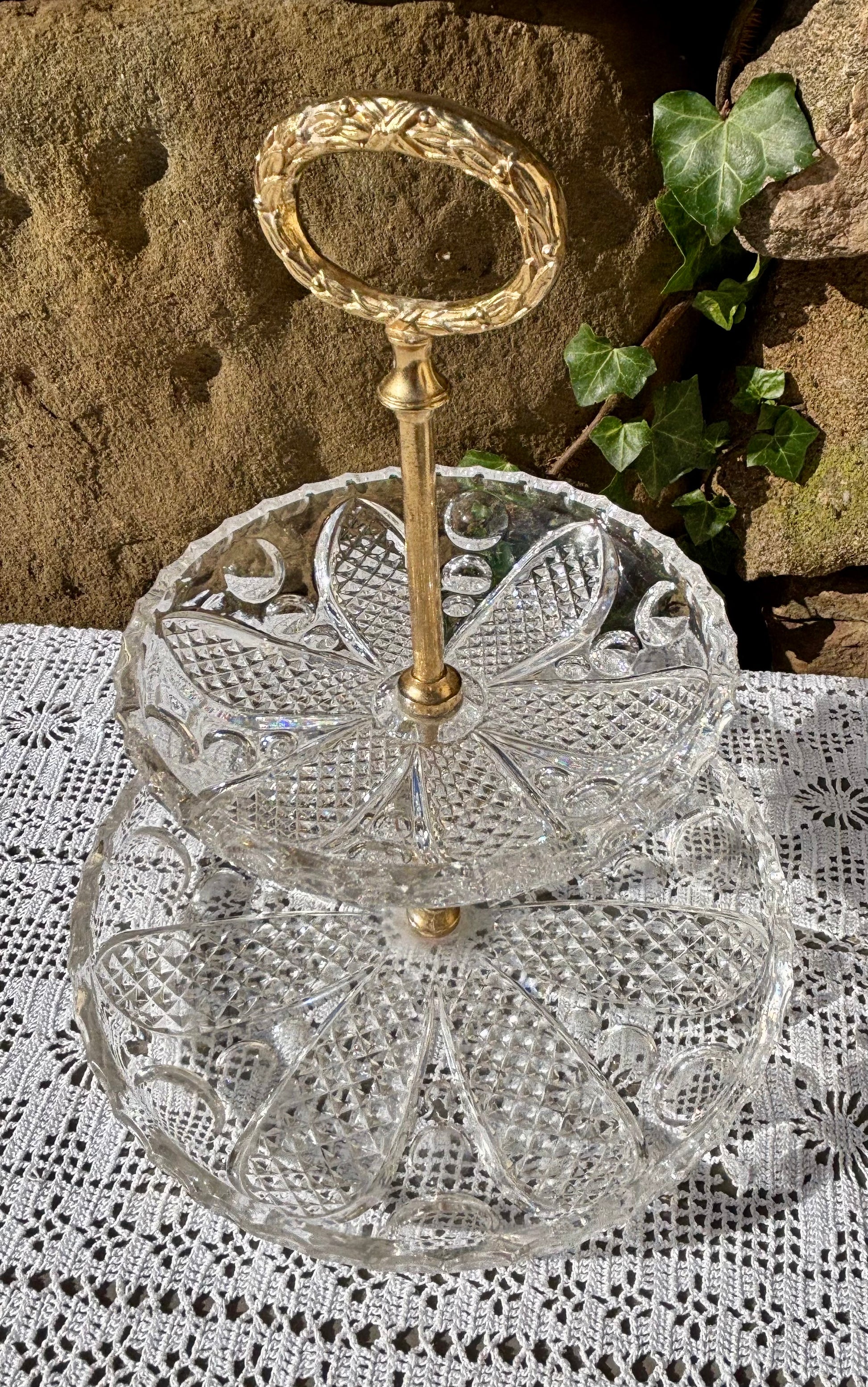 Présentoir en cristal détail motifs floral géométrique 