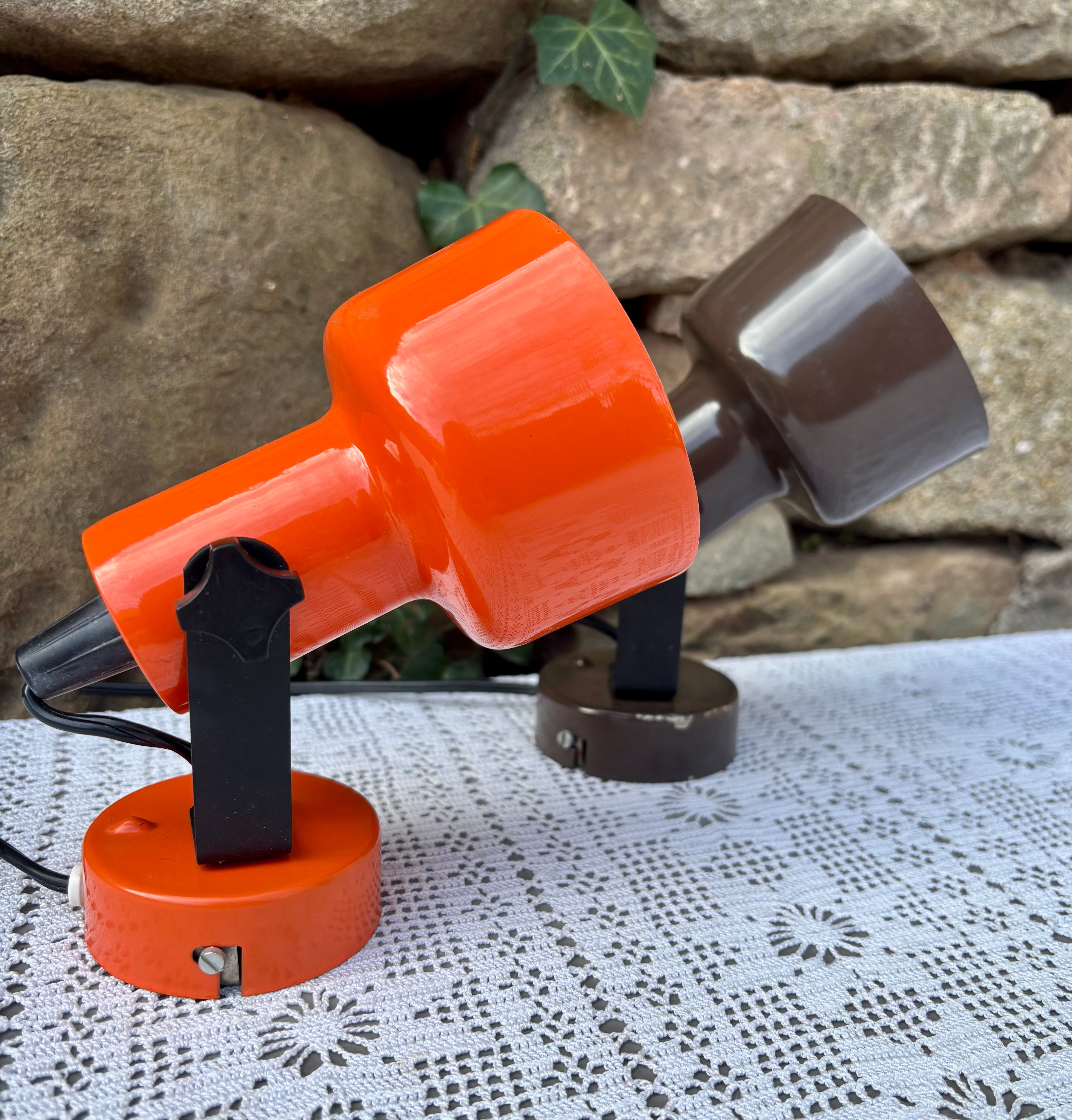 Paire de spots vintage années 1970 seventies orange et marron métal 