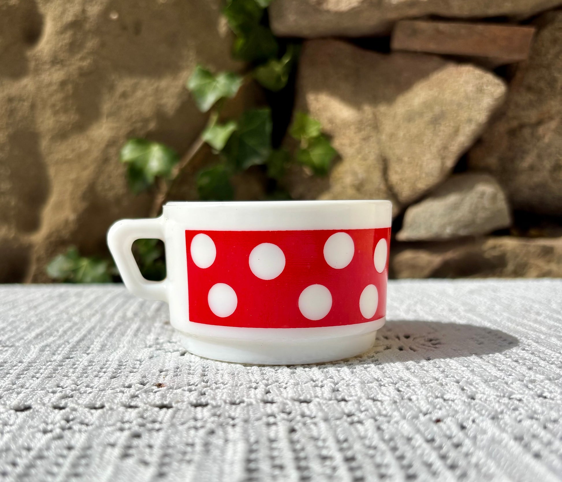 Tasse Arcopal modèle polka rouge