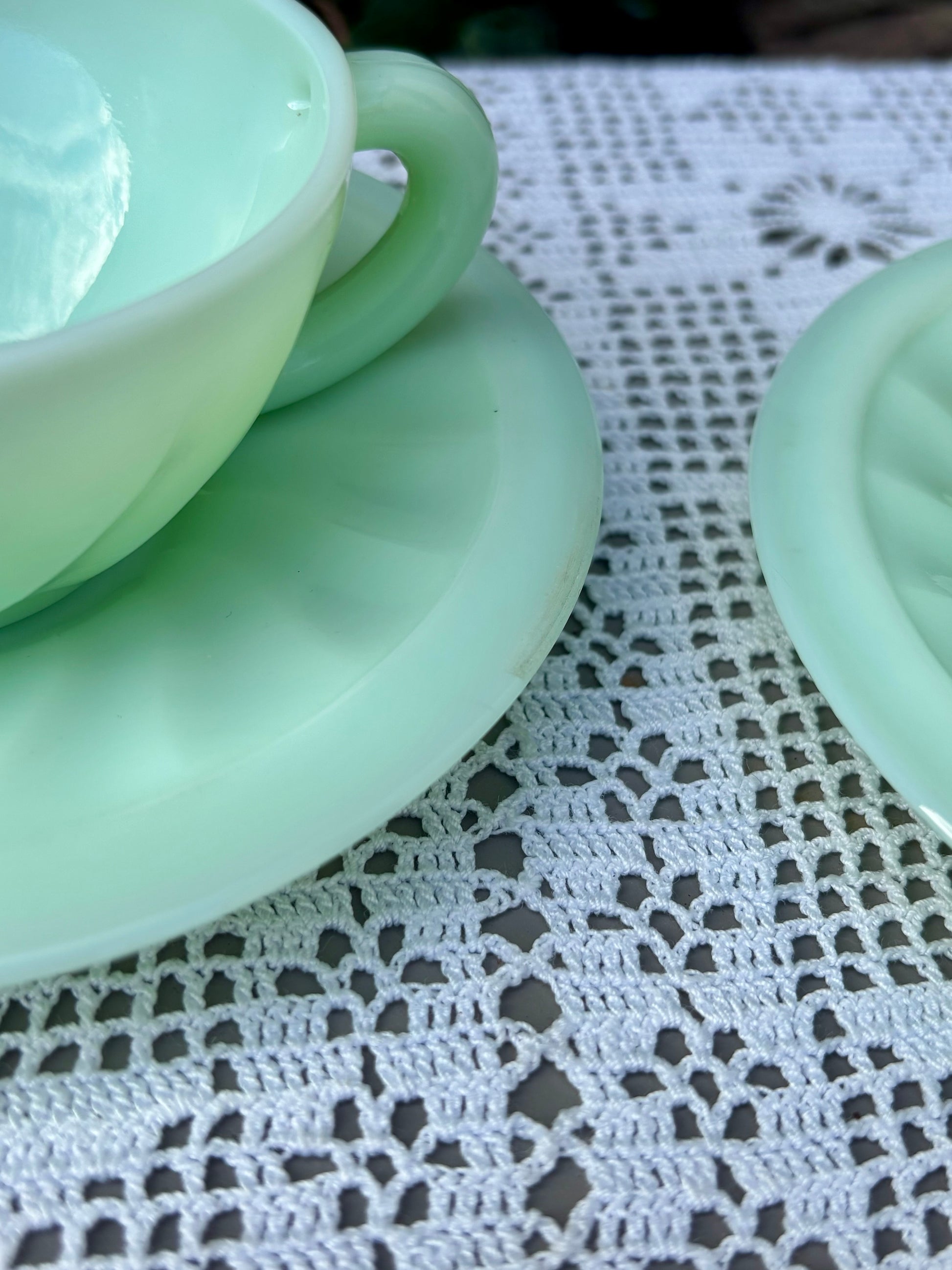 Détail soucoupe jadeite opaline