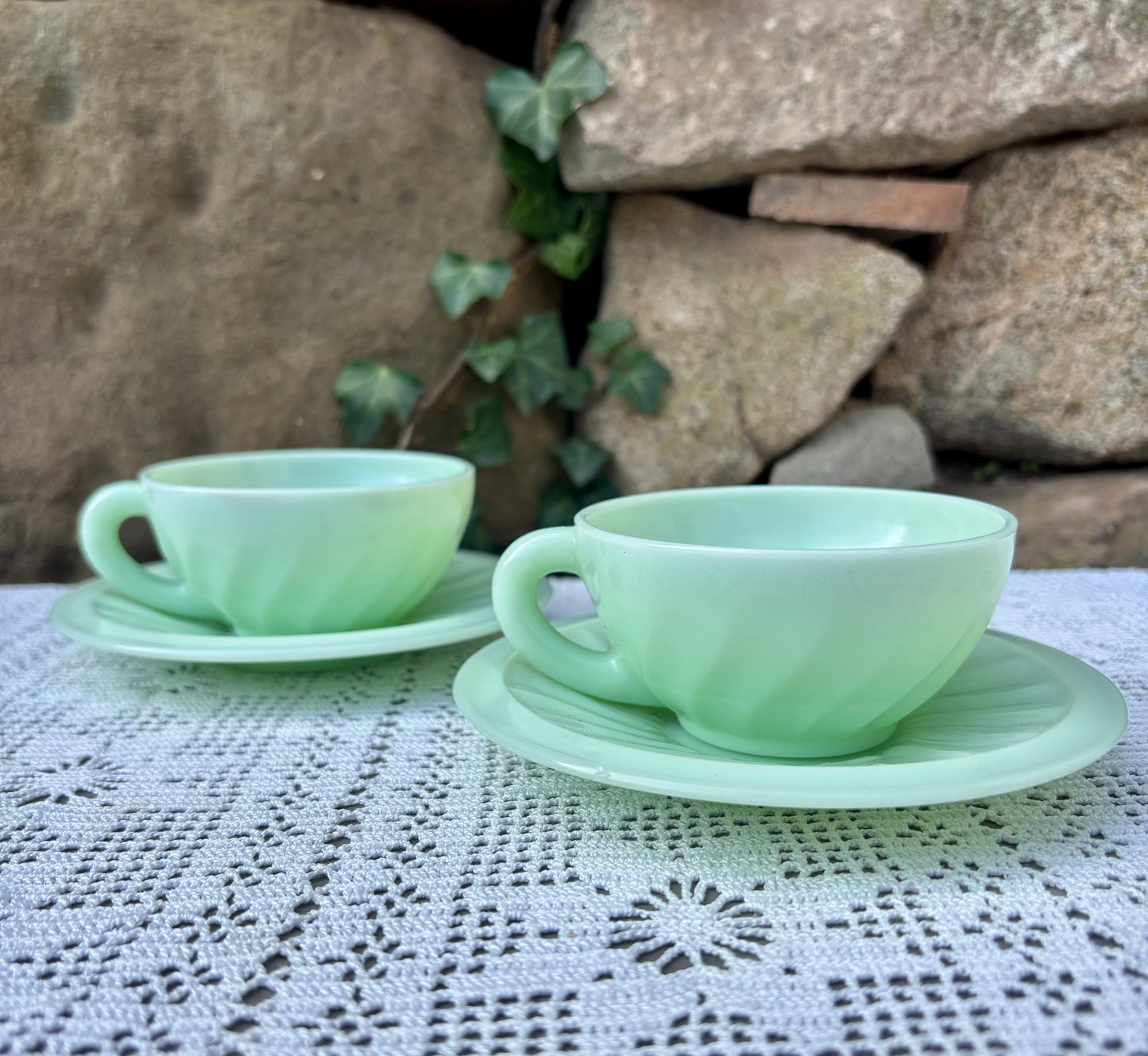 Tasses et soucoupes jadéite opaline vintage 