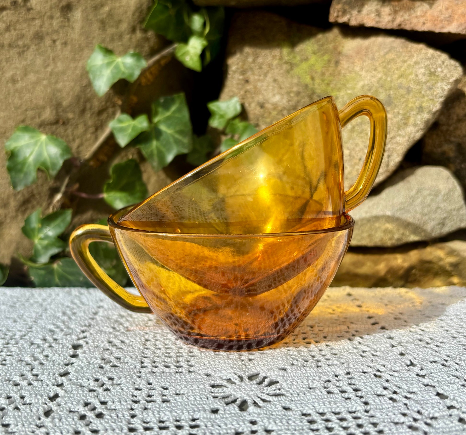 Tasse vintage années 1960 verre ambré marque Vereco