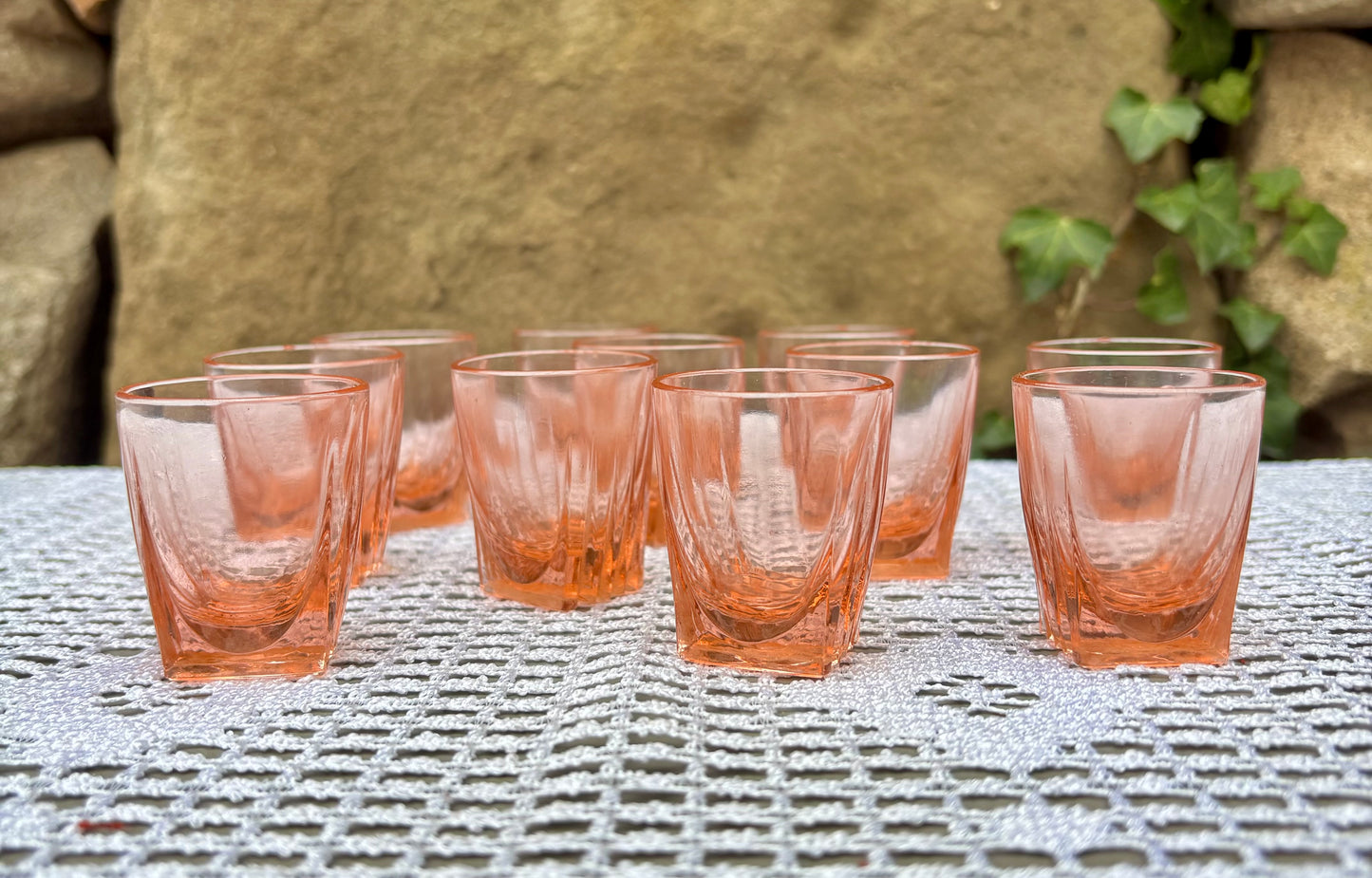 11 verres à liqueur vintage verre épais rose 