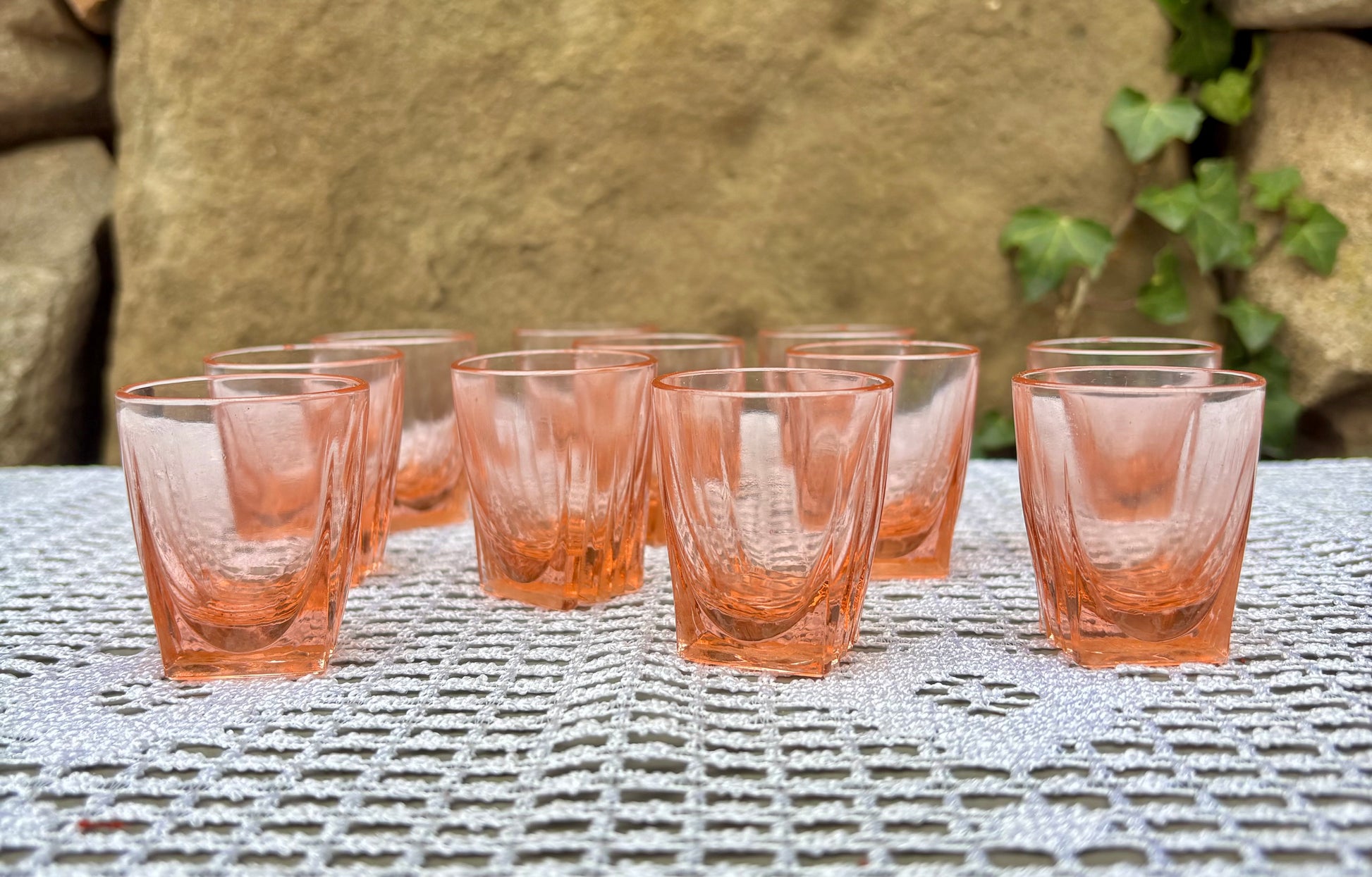 11 verres à liqueur vintage verre épais rose 