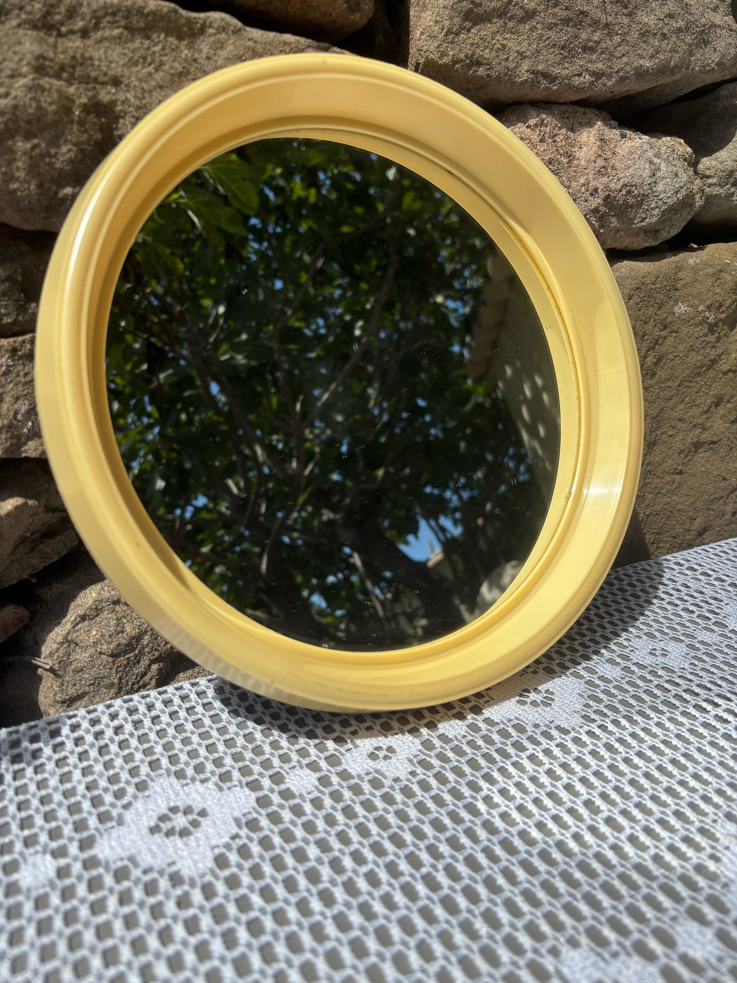 miroir mural rond jaune pastel années 70 plastique coloré vue de face