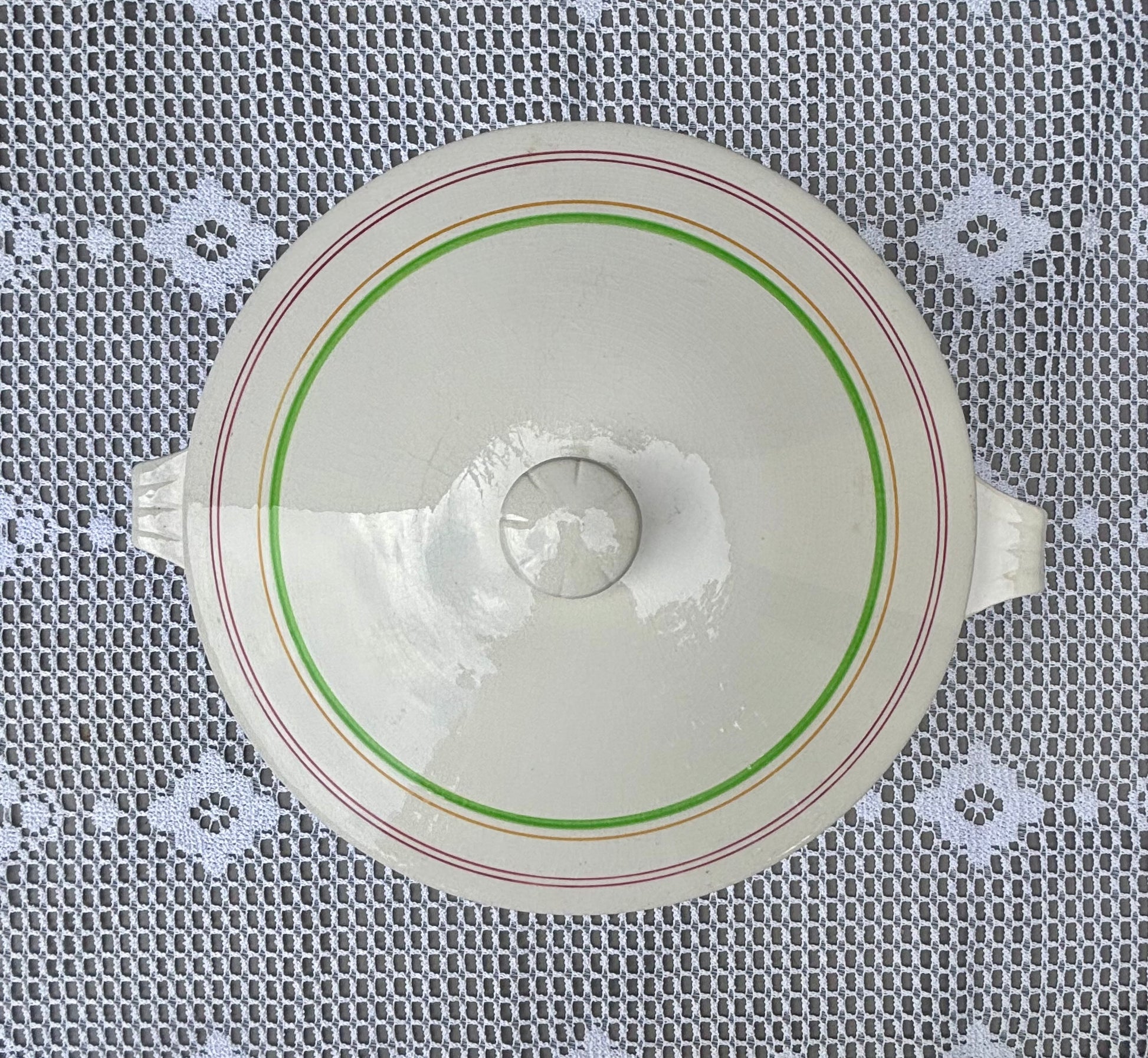 soupière vue du dessus lignes colorées 1950