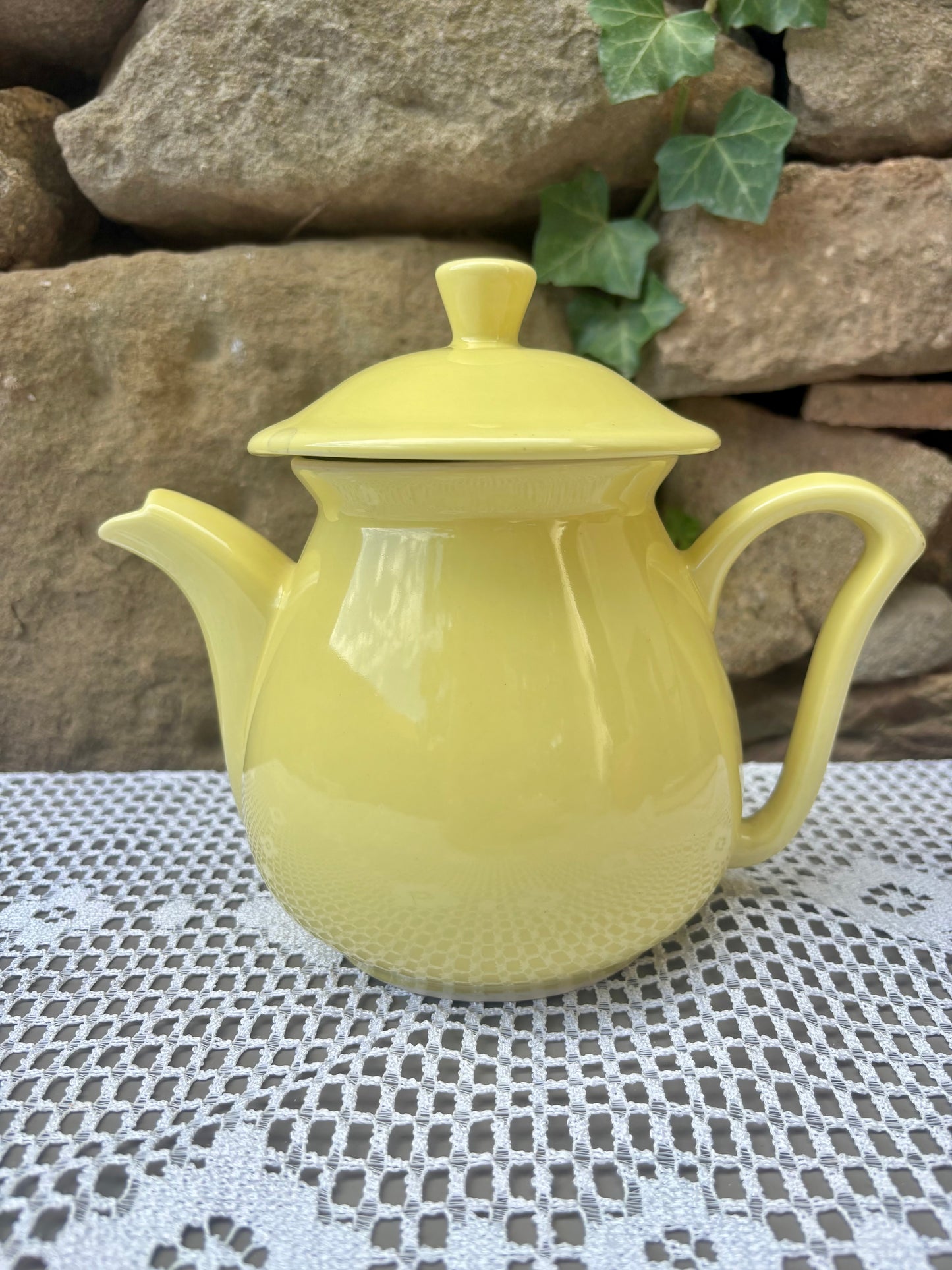 theiere jaune style rio 1960